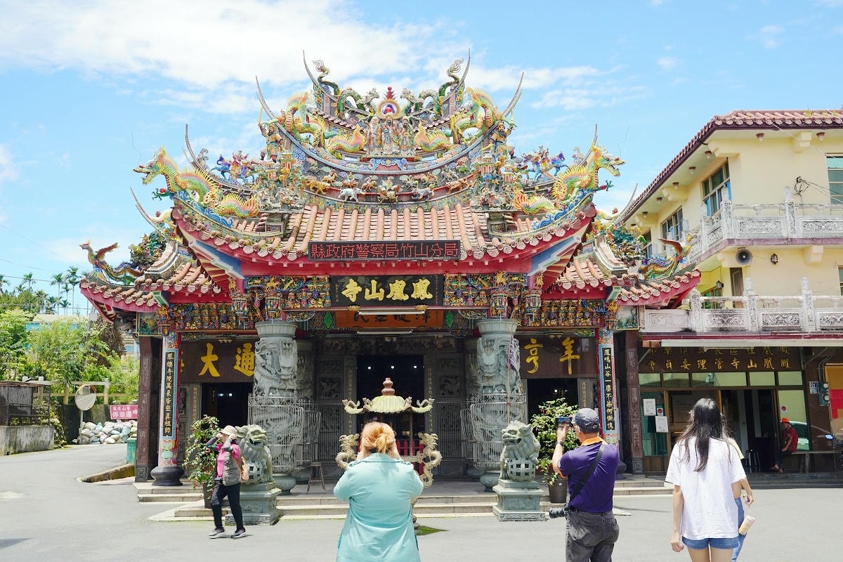【鹿谷鳳凰山寺】建於嘉慶年間台灣三大古剎 奉祀陰那山慚愧祖師 佑我開山古匾/千年花樟香爐 - 第1張圖 【竹醉日文化祭】南投鹿谷麒麟潭 茶香饗宴X歌手展演X市集消費抽大獎 藝文盛宴鹿谷之夜