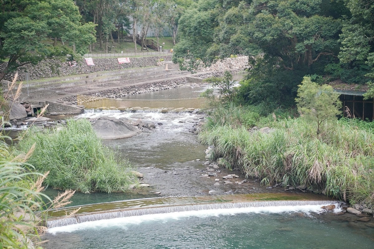 【宇內溪溫泉戲水區】桃園玩水景點唯一合法溪流戲水區 天空步道/天空繩橋/龍鳳瀑布一票玩到底
