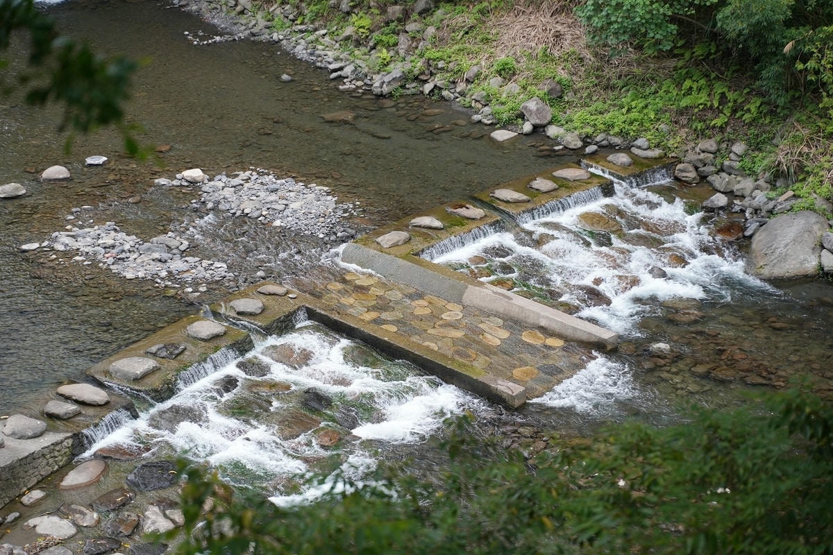 【宇內溪溫泉戲水區】桃園玩水景點唯一合法溪流戲水區 天空步道/天空繩橋/龍鳳瀑布一票玩到底