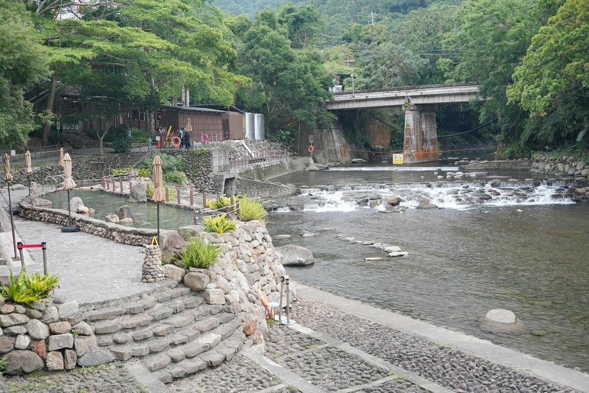 【宇內溪溫泉戲水區】桃園玩水景點唯一合法溪流戲水區 天空步道/天空繩橋/龍鳳瀑布一票玩到底