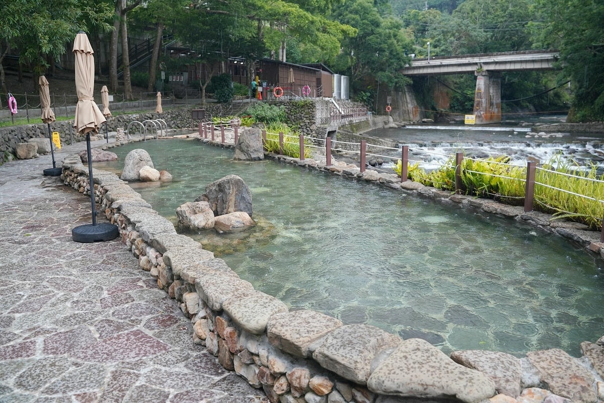 【宇內溪溫泉戲水區】桃園玩水景點唯一合法溪流戲水區 天空步道/天空繩橋/龍鳳瀑布一票玩到底