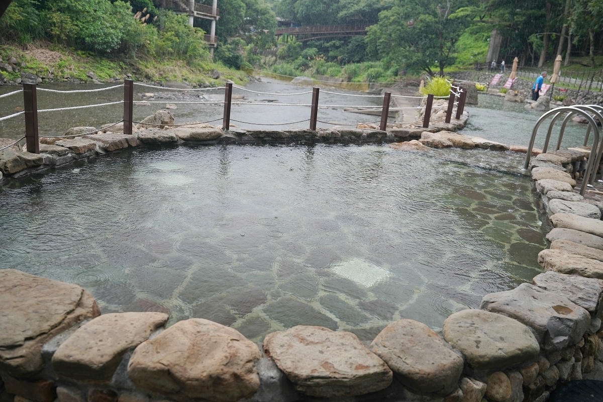 【宇內溪溫泉戲水區】桃園玩水景點唯一合法溪流戲水區 天空步道/天空繩橋/龍鳳瀑布一票玩到底