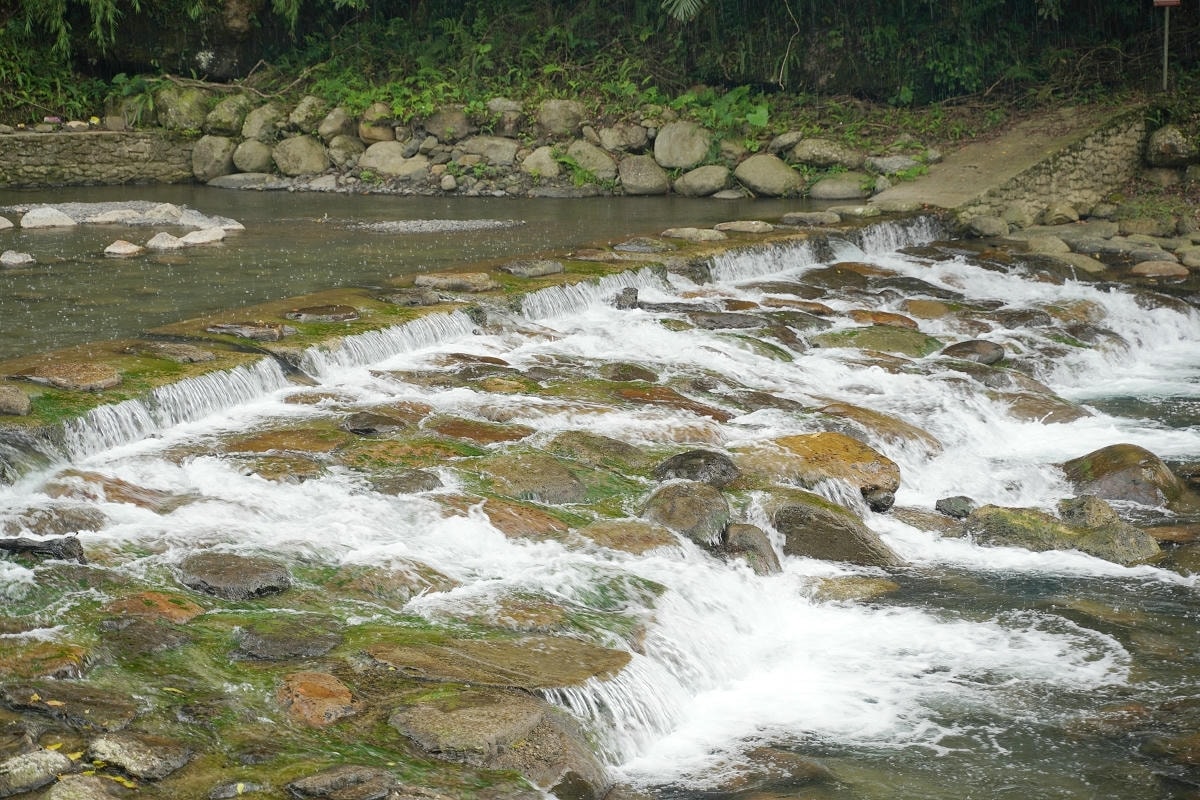【宇內溪溫泉戲水區】桃園玩水景點唯一合法溪流戲水區 天空步道/天空繩橋/龍鳳瀑布一票玩到底