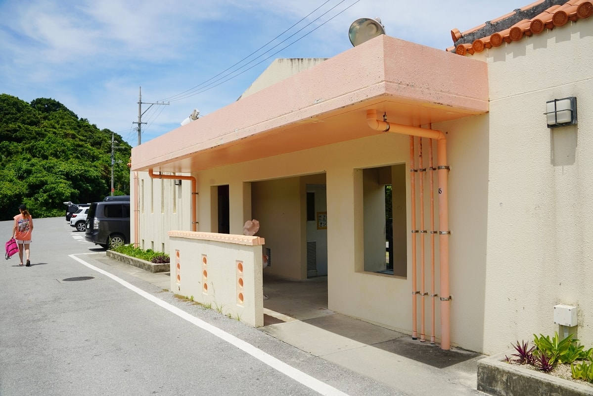 【ふるさと海岸】沖繩濱比嘉島網美沙灘推薦 退潮必拍X型防波堤 豐富潮間帶生態親子旅遊好選擇