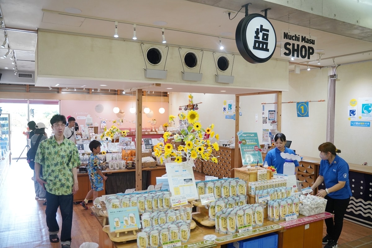 【命御庭製鹽工廠】沖繩宮城島免費景點推薦 海景餐廳鹽味下午茶美味必點 果報崖絕美海景必訪