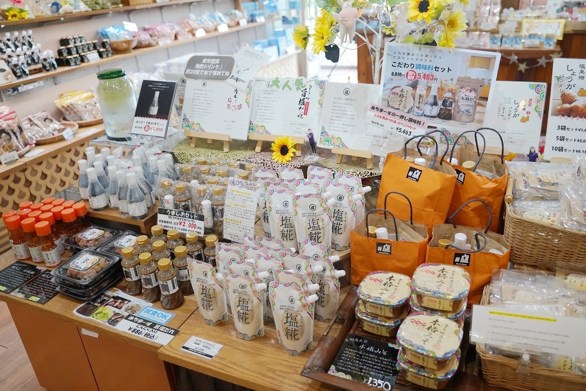 【命御庭製鹽工廠】沖繩宮城島免費景點推薦 海景餐廳鹽味下午茶美味必點 果報崖絕美海景必訪