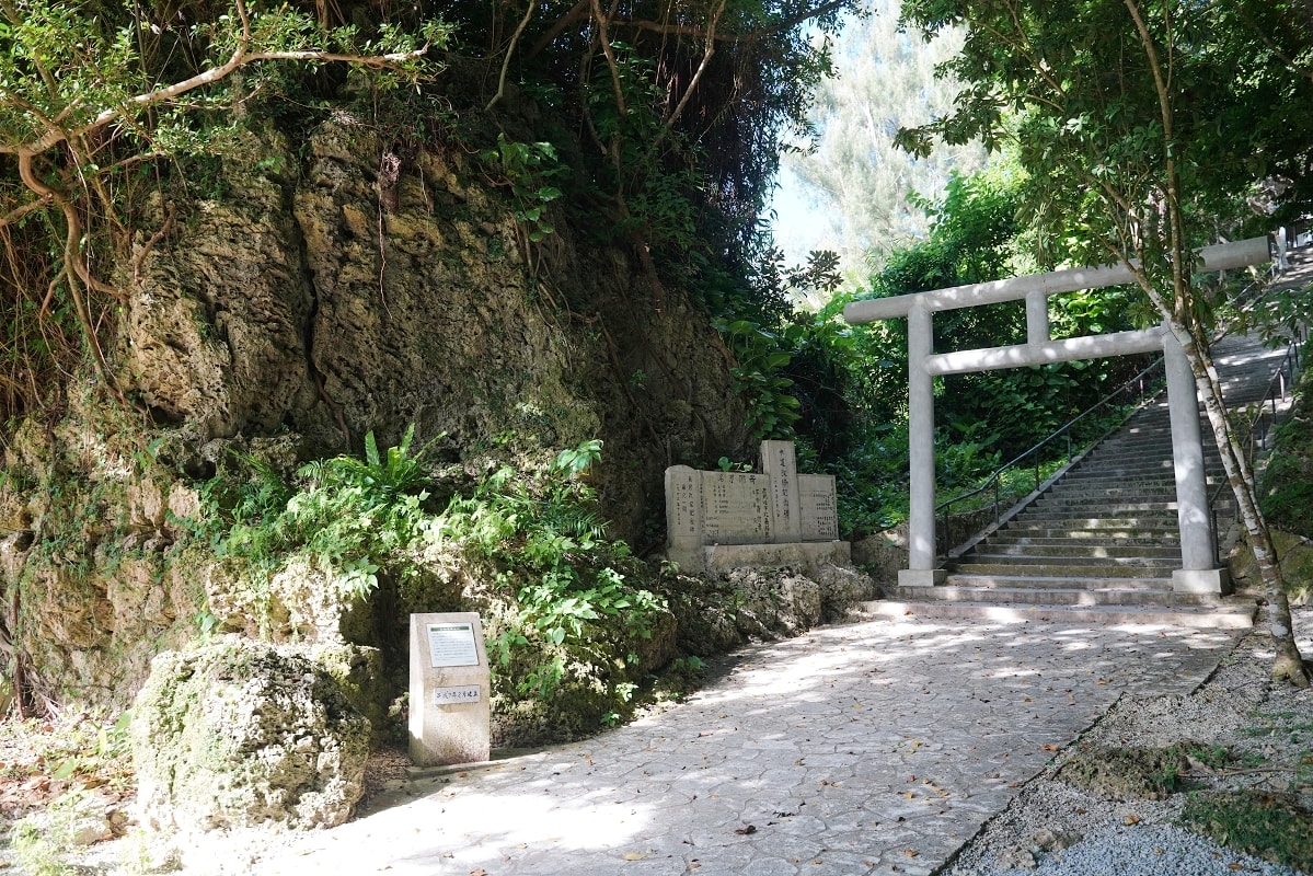 【志仁禮久】神明居住之島濱比嘉島上 100階樓梯求子求順產很靈驗 クバシマの浜絕美沙灘旁