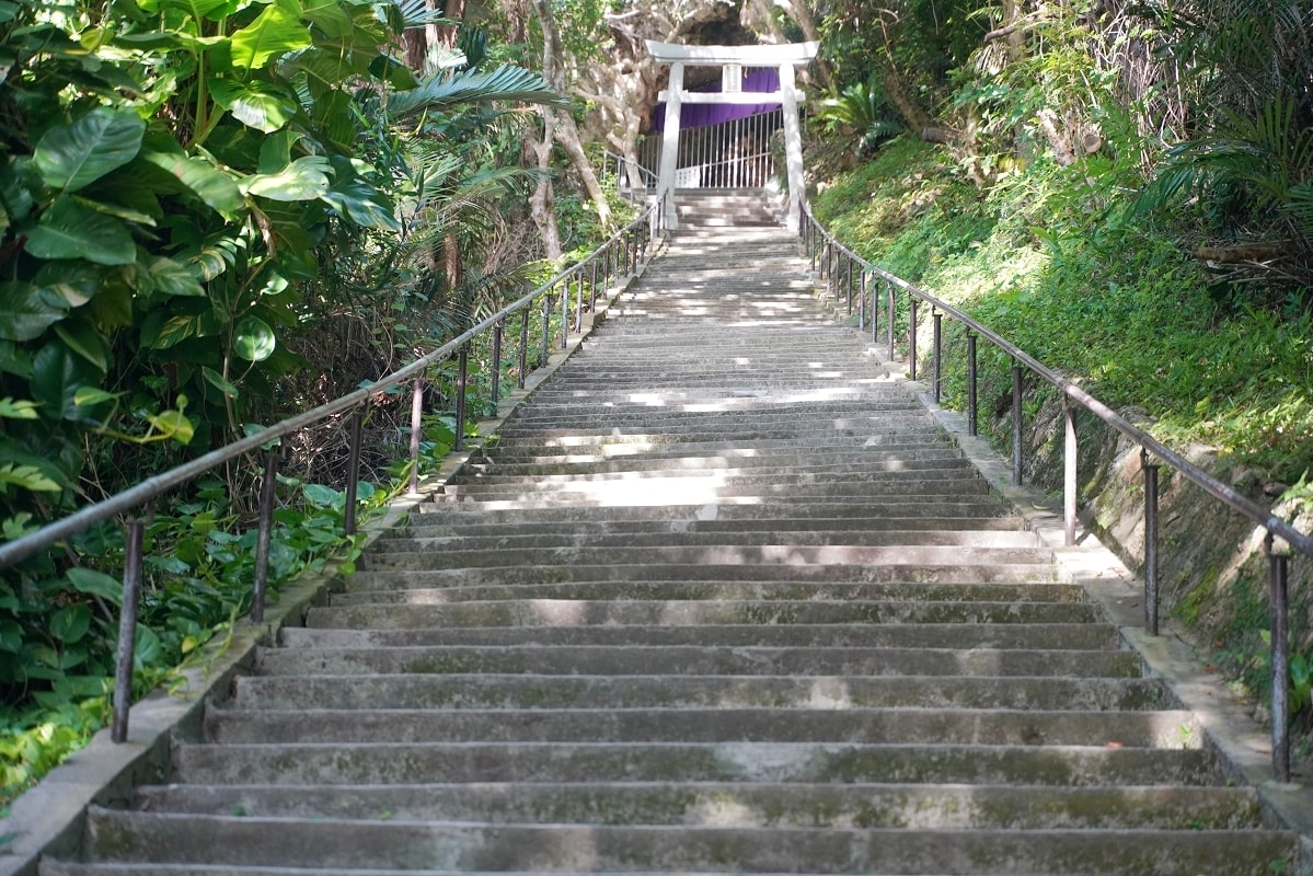 【志仁禮久】神明居住之島濱比嘉島上 100階樓梯求子求順產很靈驗 クバシマの浜絕美沙灘旁