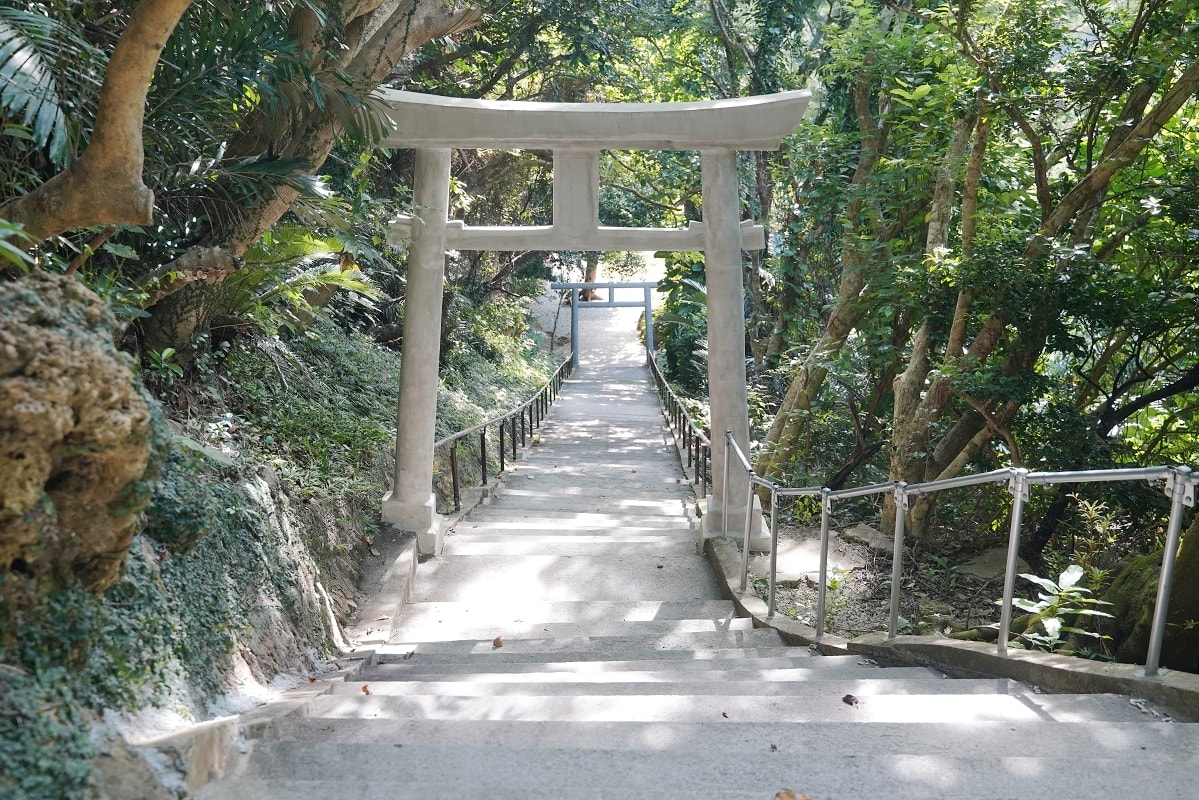 【志仁禮久】神明居住之島濱比嘉島上 100階樓梯求子求順產很靈驗 クバシマの浜絕美沙灘旁