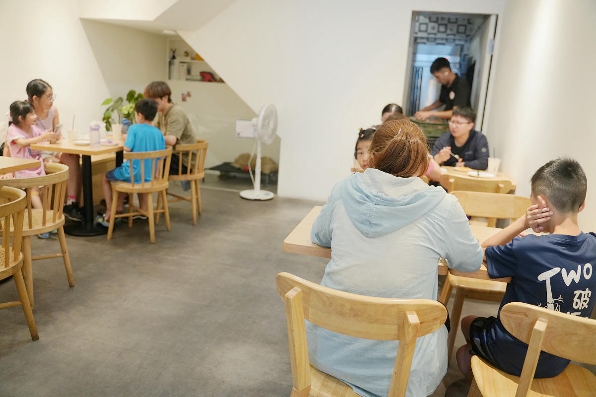 【Wakee! Wakee! 醒醒早午餐】桃園平鎮育達早午餐好選擇 文青風可愛柴犬駐店 - 第2張圖 【Wakee! Wakee! 醒醒早午餐】桃園平鎮育達早午餐好選擇 文青風可愛柴犬駐店