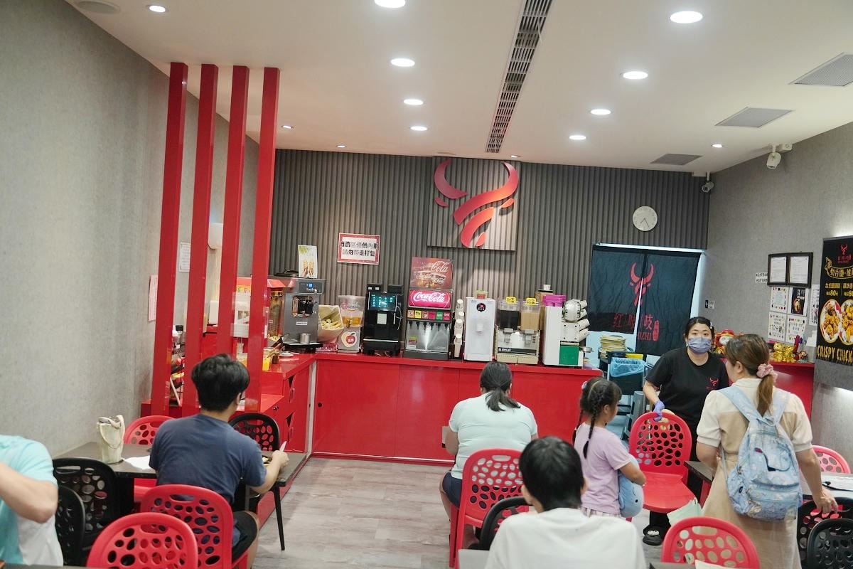 【紅吱吱平價牛排館中原店】中原大學平價牛排推薦 玉米濃湯/現烤吐司/爆米花/霜淇淋無限供應