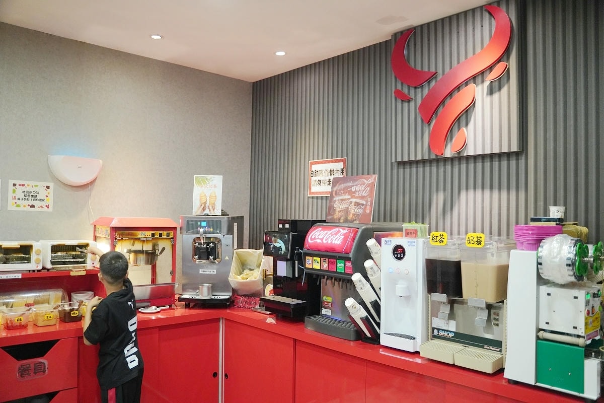 【紅吱吱平價牛排館中原店】中原大學平價牛排推薦 玉米濃湯/現烤吐司/爆米花/霜淇淋無限供應