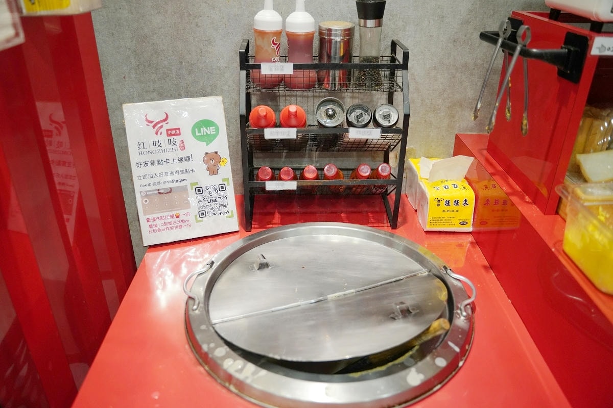 【紅吱吱平價牛排館中原店】中原大學平價牛排推薦 玉米濃湯/現烤吐司/爆米花/霜淇淋無限供應