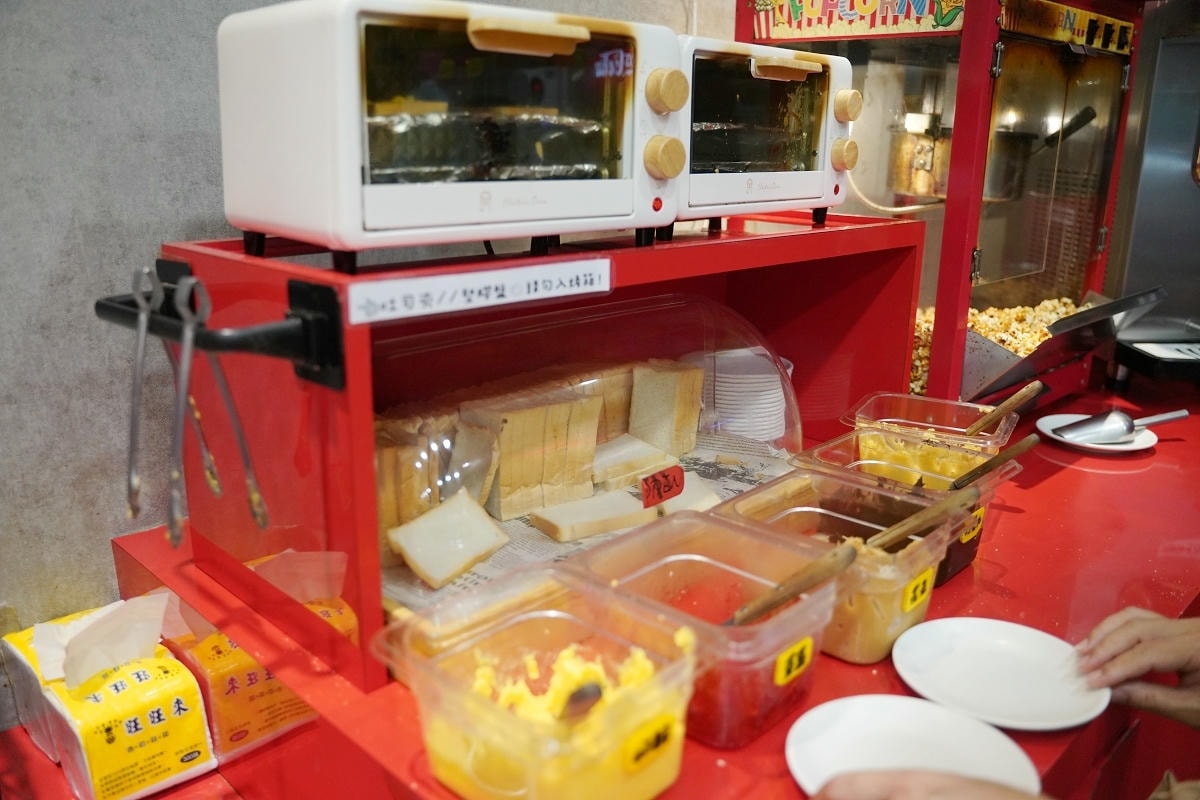 【紅吱吱平價牛排館中原店】中原大學平價牛排推薦 玉米濃湯/現烤吐司/爆米花/霜淇淋無限供應
