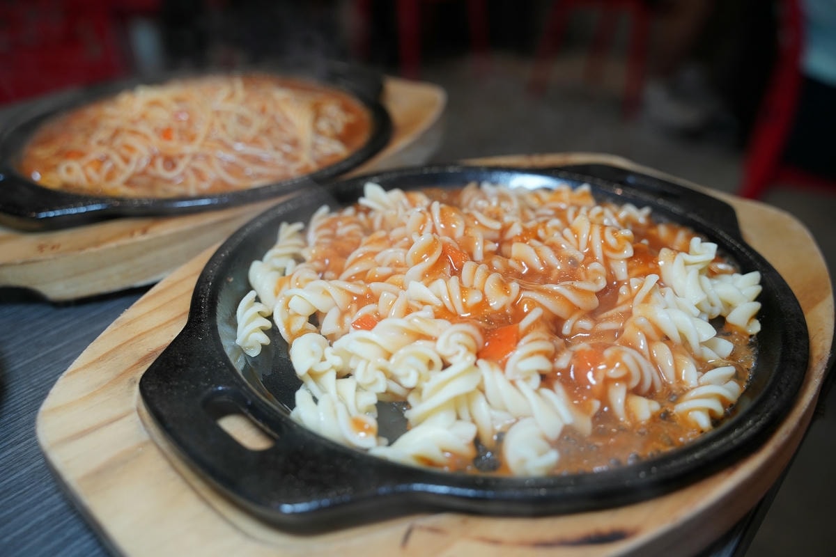 【紅吱吱平價牛排館中原店】中原大學平價牛排推薦 玉米濃湯/現烤吐司/爆米花/霜淇淋無限供應