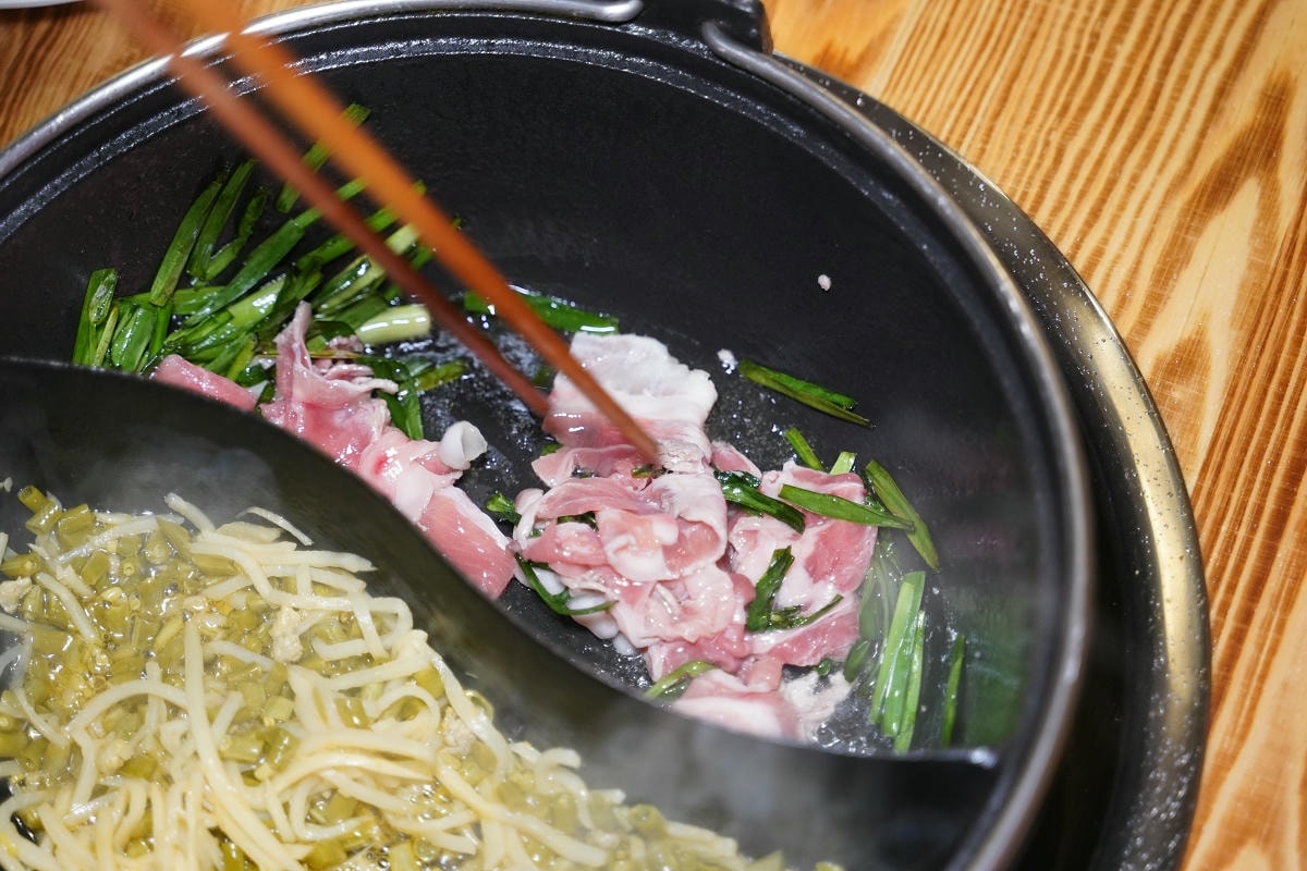 【螺螄福鴛鴦石頭火鍋延吉店】獨創柳州螺螄湯/南京老鴨湯 新開幕冰箱盤類全面五折優惠