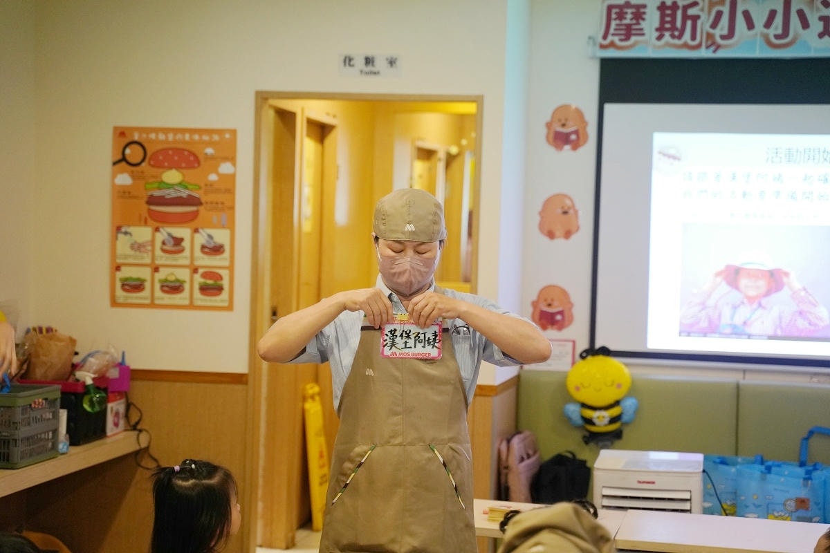【摩斯漢堡小小達人體驗營】摩斯漢堡八德介壽店限定 漢堡阿姨說故事/可愛相框手作/親手做漢堡 - 第5張圖 【摩斯漢堡小小達人體驗營】摩斯漢堡八德介壽店限定 漢堡阿姨說故事/可愛相框手作/親手做漢堡
