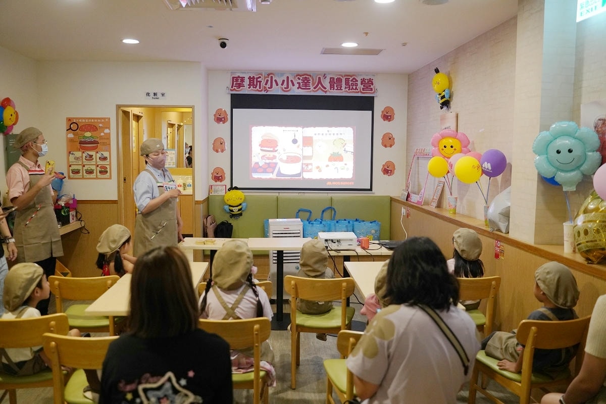 【摩斯漢堡小小達人體驗營】摩斯漢堡八德介壽店限定 漢堡阿姨說故事/可愛相框手作/親手做漢堡 - 第7張圖 【摩斯漢堡小小達人體驗營】摩斯漢堡八德介壽店限定 漢堡阿姨說故事/可愛相框手作/親手做漢堡
