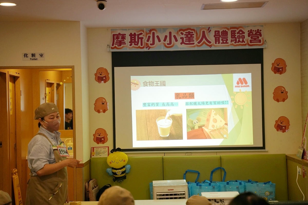 【摩斯漢堡小小達人體驗營】摩斯漢堡八德介壽店限定 漢堡阿姨說故事/可愛相框手作/親手做漢堡 - 第9張圖 【摩斯漢堡小小達人體驗營】摩斯漢堡八德介壽店限定 漢堡阿姨說故事/可愛相框手作/親手做漢堡