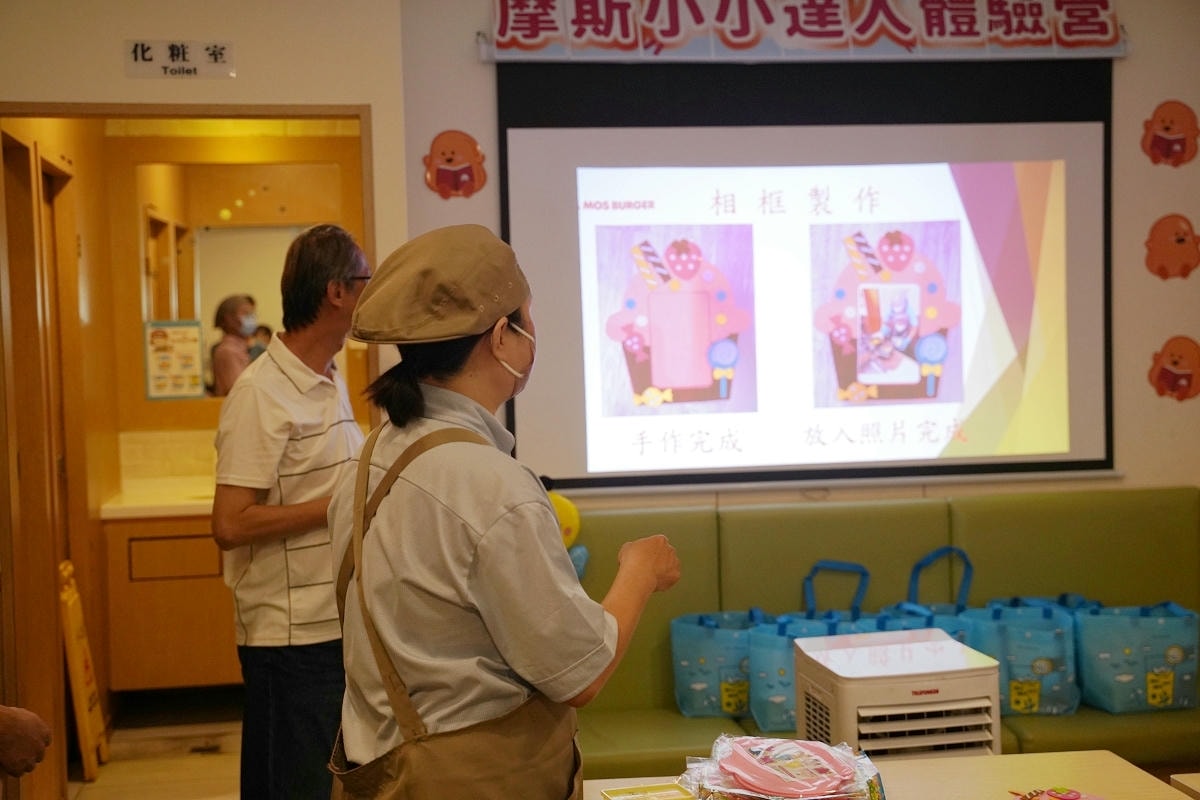 【摩斯漢堡小小達人體驗營】摩斯漢堡八德介壽店限定 漢堡阿姨說故事/可愛相框手作/親手做漢堡 - 第11張圖 【摩斯漢堡小小達人體驗營】摩斯漢堡八德介壽店限定 漢堡阿姨說故事/可愛相框手作/親手做漢堡