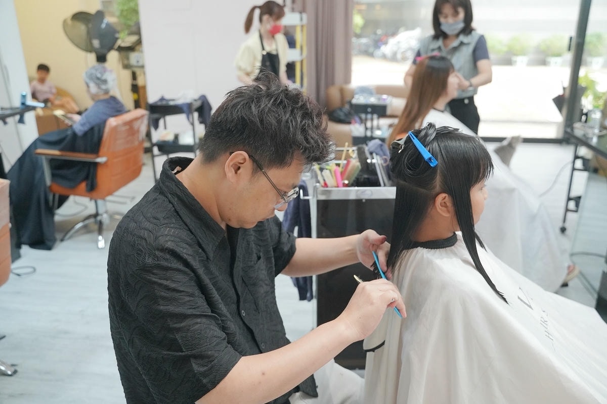 【台中西屯 VS Hair Salon】台中親子美髮沙龍推薦 可愛貓咪+卡皮巴拉水豚駐店