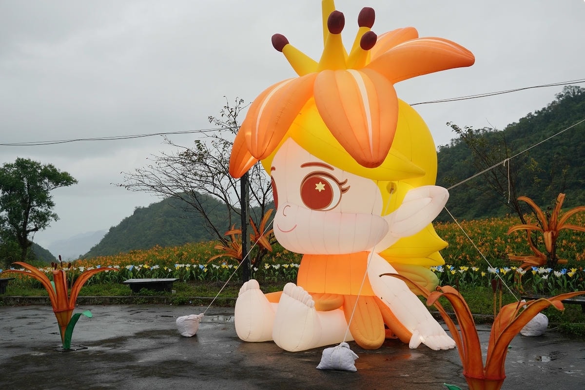 【2025 六十石山金針花季三大亮點】金針花精靈小女王朵拉出沒金針花海 貓貓蟲咖波限定商品 - 第3張圖 【2025 六十石山金針花季三大亮點】金針花精靈小女王朵拉出沒金針花海 貓貓蟲咖波限定商品