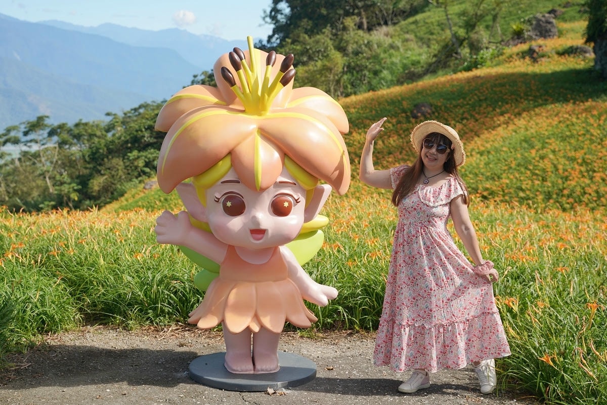 【2025 六十石山金針花季三大亮點】金針花精靈小女王朵拉出沒金針花海 貓貓蟲咖波限定商品 - 第7張圖 【2025 六十石山金針花季三大亮點】金針花精靈小女王朵拉出沒金針花海 貓貓蟲咖波限定商品