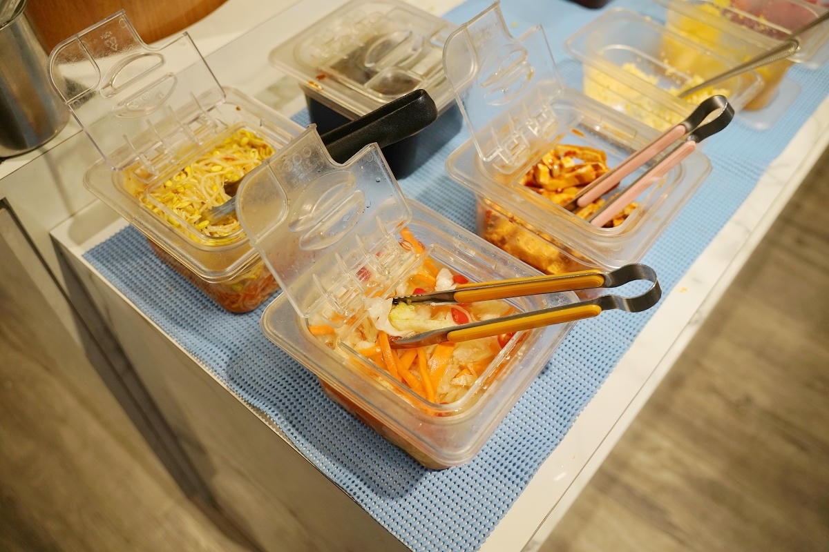 【焱焱燒鍋銅盤鍋物】中和民安街積穗夜市美食推薦 滷肉飯/麻辣鴨血豆腐/飲料豐富自助吧吃到飽