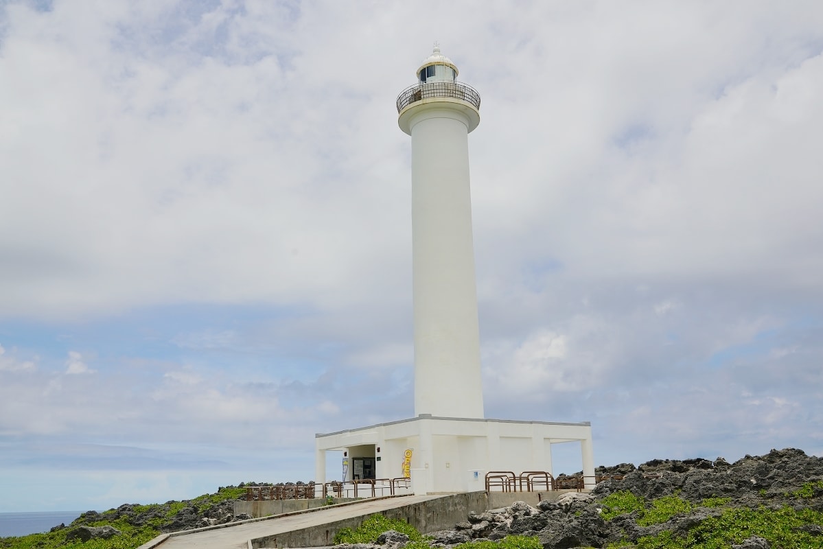 【殘波岬燈塔】沖繩免費景點推薦 沖繩賞夕陽聖地 免費參觀資料展示室 綿延2公里的斷崖美景 - 第2張圖 【殘波岬燈塔】沖繩免費景點推薦 沖繩賞夕陽聖地 免費參觀資料展示室 綿延2公里的斷崖美景