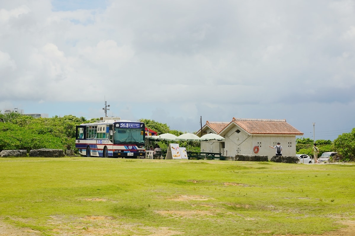 【殘波岬燈塔】沖繩免費景點推薦 沖繩賞夕陽聖地 免費參觀資料展示室 綿延2公里的斷崖美景 - 第3張圖 【殘波岬燈塔】沖繩免費景點推薦 沖繩賞夕陽聖地 免費參觀資料展示室 綿延2公里的斷崖美景
