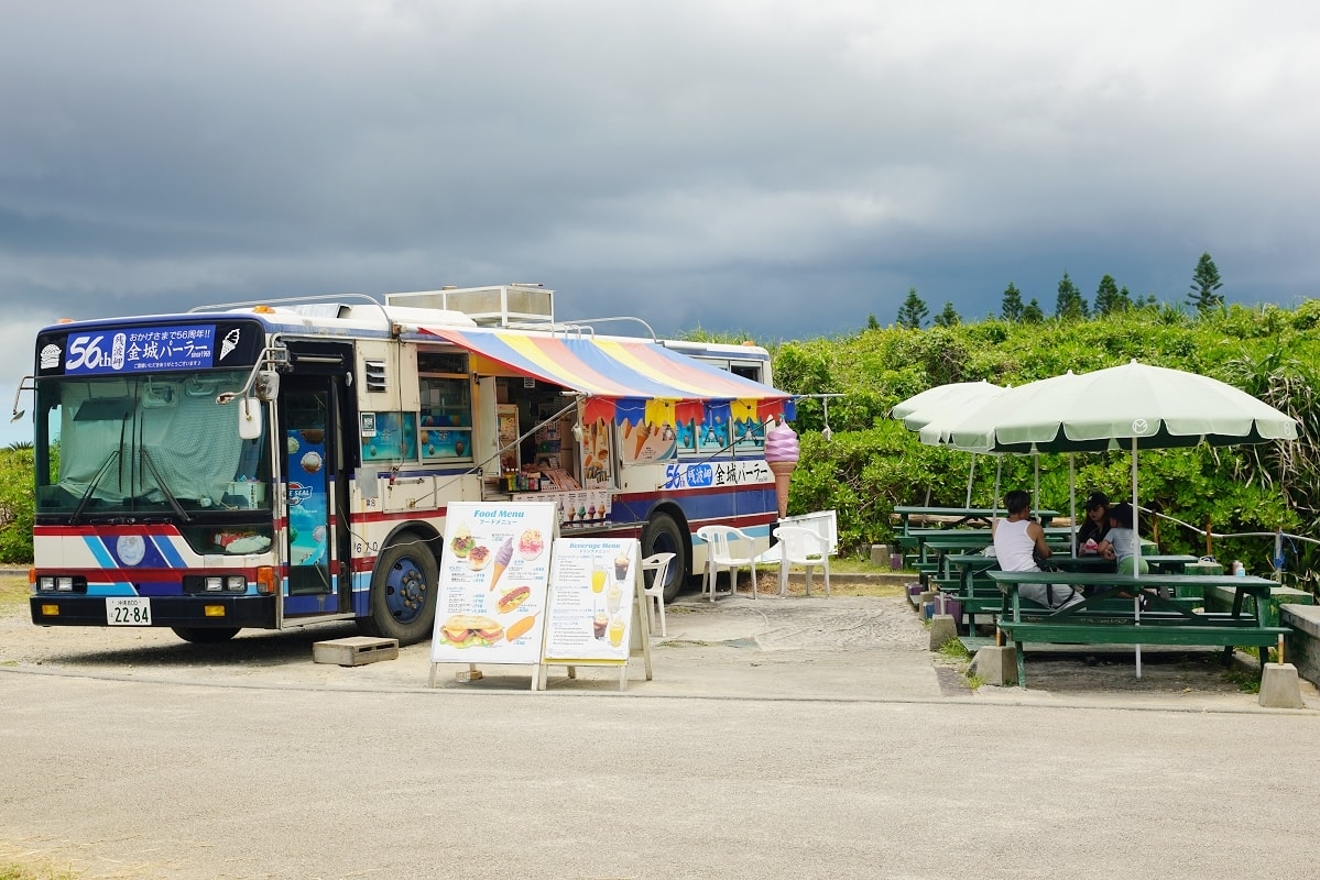 【金城パーラー】沖繩殘波岬50年老巴士美食餐車 孤獨的美食家拍攝場景 美味必點紫芋霜淇淋 - 第2張圖 【金城パーラー】沖繩殘波岬50年老巴士美食餐車 孤獨的美食家拍攝場景 美味必點紫芋霜淇淋