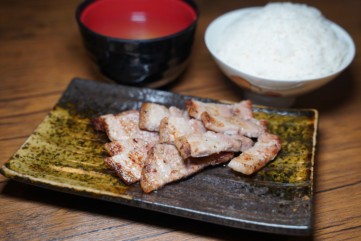 【出神燒肉咖哩】中原大學咖哩飯推薦 慢火熬煮辛口濃厚咖哩 炙燒直火和牛牛排/豬五花/雞腿肉