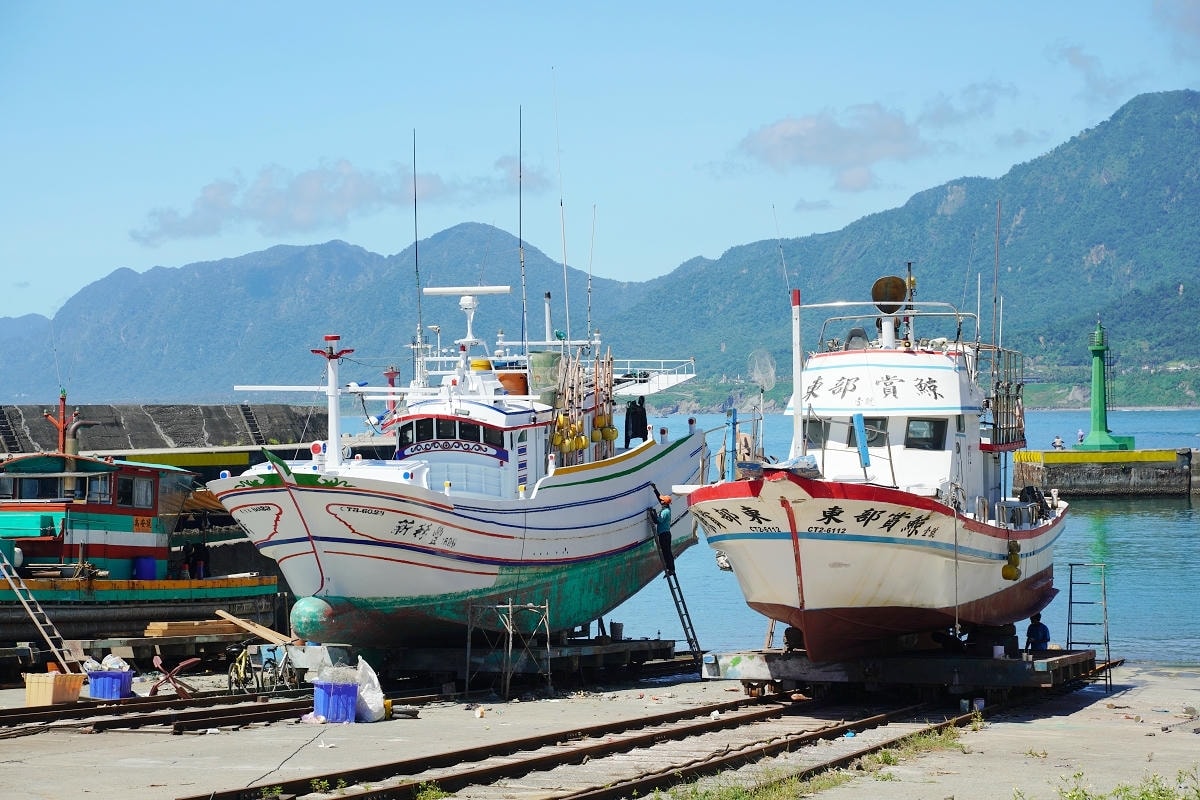 【海洋環境教室】台東成功免費景點推薦 「戰浪」裝置藝術體驗傳統鏢旗魚 台灣東部最大漁港旁