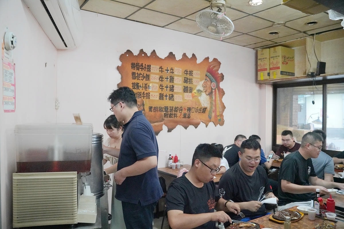 【牛王子牛排攤】北投在地平價牛排 大份量雙拼餐飽足感十足 香甜紅茶喝到飽 北投市場美食推薦