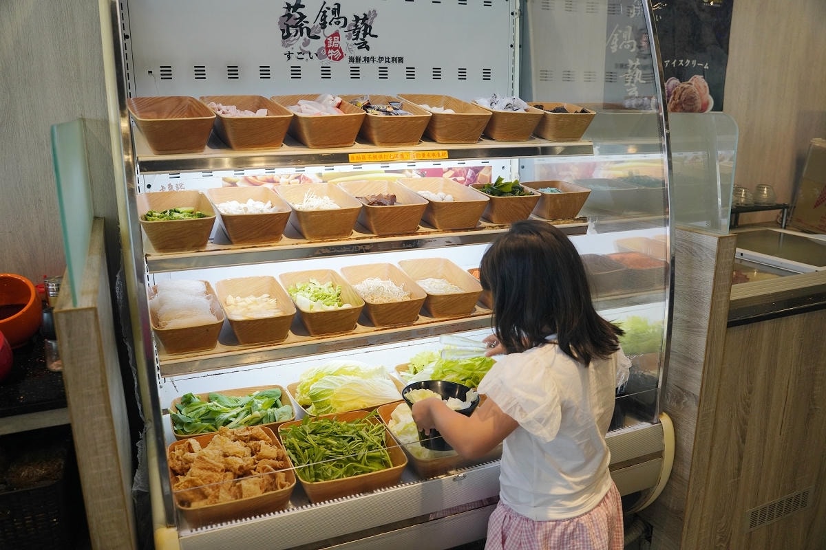 【蔬鍋藝鍋物鶯歌店】鶯歌火車站旁美食推薦 台灣在地新鮮蔬果產地直送 豐富蔬菜自助吧無限供應