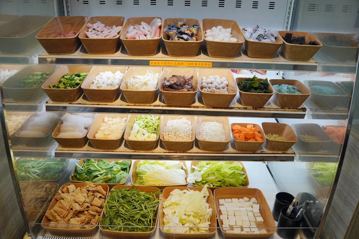 【蔬鍋藝鍋物鶯歌店】鶯歌火車站旁美食推薦 台灣在地新鮮蔬果產地直送 豐富蔬菜自助吧無限供應