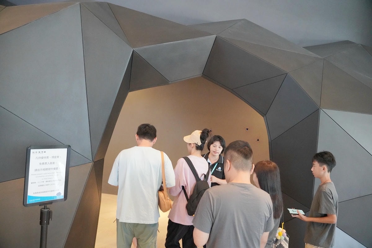 【台中海洋館亮點大公開】台灣最大水母展示區/首座室內人工溼地 台灣首見企鵝開放式展示缸