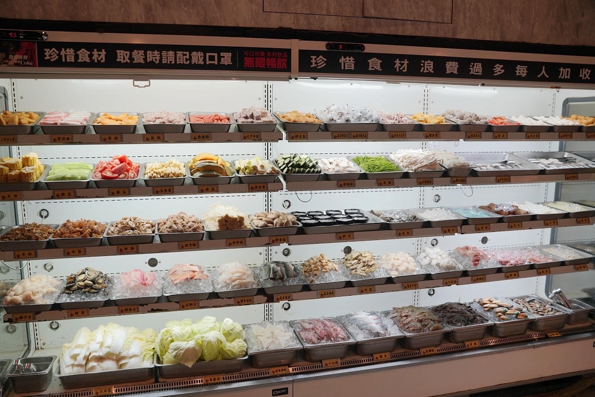 【魔椒頂級鴛鴦鍋經國直營店】桃園吃到飽首選 豐富海鮮自助吧無限量供應 紅白酒瓶裝啤酒喝到飽