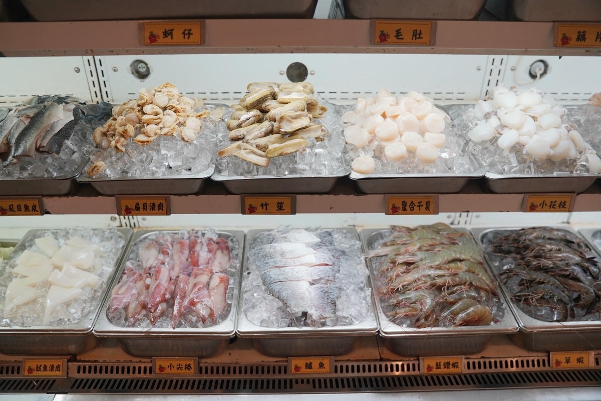 【魔椒頂級鴛鴦鍋經國直營店】桃園吃到飽首選 豐富海鮮自助吧無限量供應 紅白酒瓶裝啤酒喝到飽