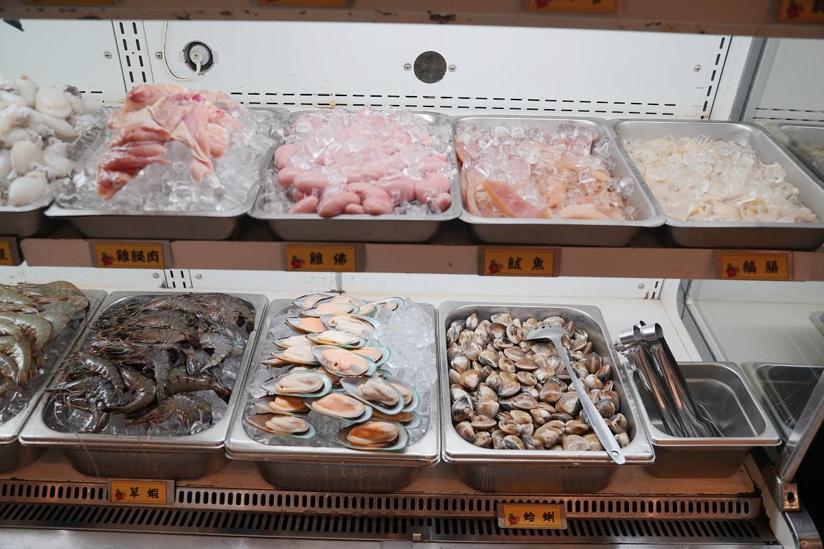 【魔椒頂級鴛鴦鍋經國直營店】桃園吃到飽首選 豐富海鮮自助吧無限量供應 紅白酒瓶裝啤酒喝到飽