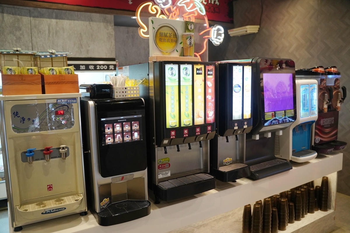 【魔椒頂級鴛鴦鍋經國直營店】桃園吃到飽首選 豐富海鮮自助吧無限量供應 紅白酒瓶裝啤酒喝到飽