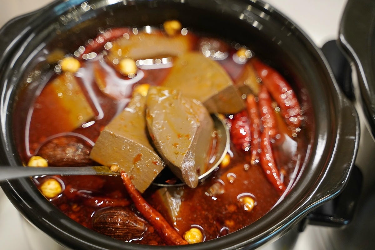 【魔椒頂級鴛鴦鍋經國直營店】桃園吃到飽首選 豐富海鮮自助吧無限量供應 紅白酒瓶裝啤酒喝到飽