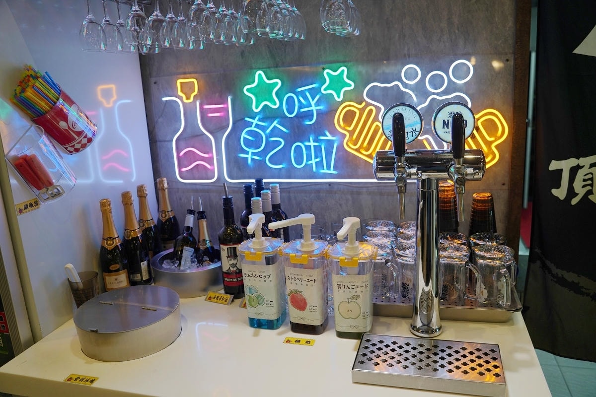 【魔椒頂級鴛鴦鍋經國直營店】桃園吃到飽首選 豐富海鮮自助吧無限量供應 紅白酒瓶裝啤酒喝到飽