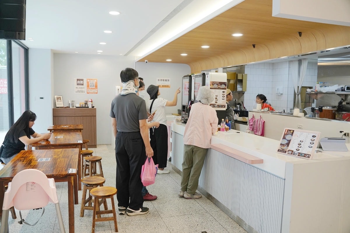 【老伙計黑金滷肉飯鹹粥米粉湯】林口三井OUTLET平價小吃推薦 大鍋煮傳統小吃濃郁湯頭