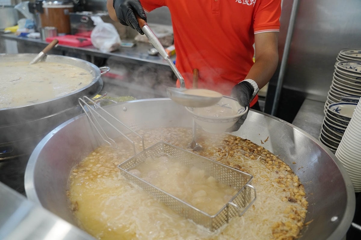 【老伙計黑金滷肉飯鹹粥米粉湯】林口三井OUTLET平價小吃推薦 大鍋煮傳統小吃濃郁湯頭
