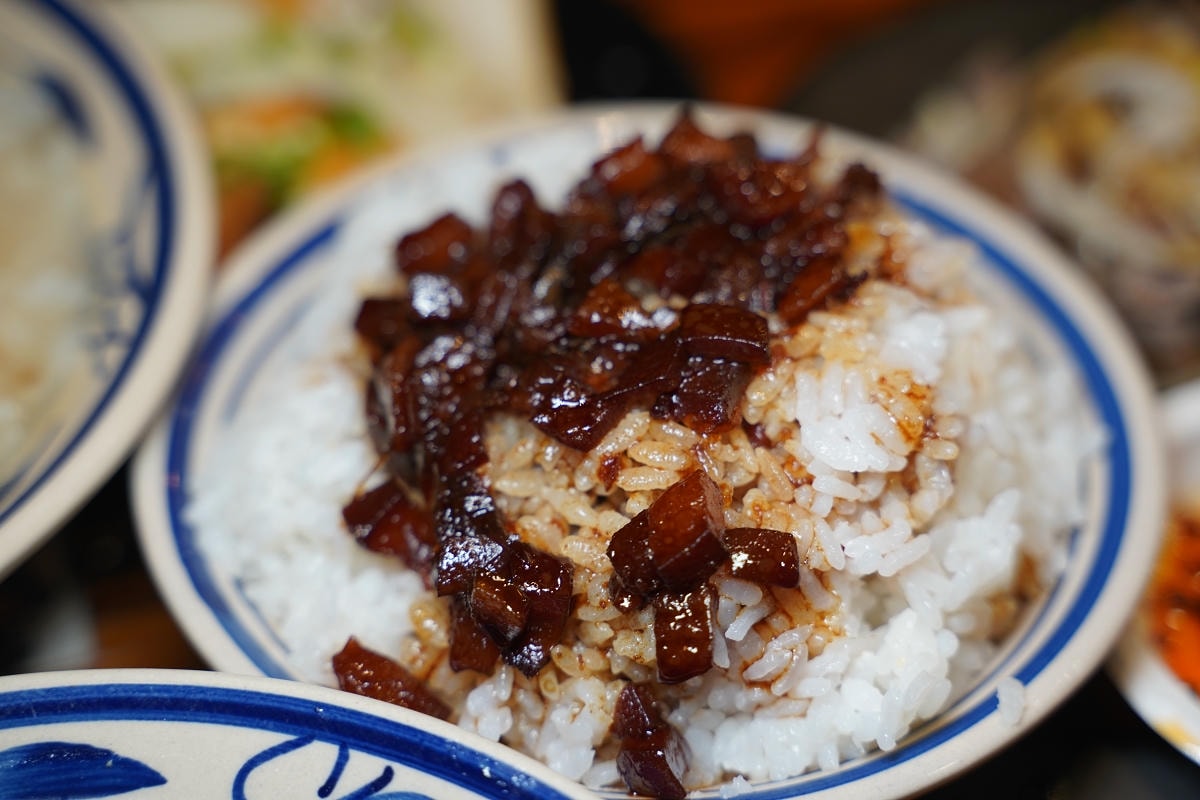 【老伙計黑金滷肉飯鹹粥米粉湯】林口三井OUTLET平價小吃推薦 大鍋煮傳統小吃濃郁湯頭