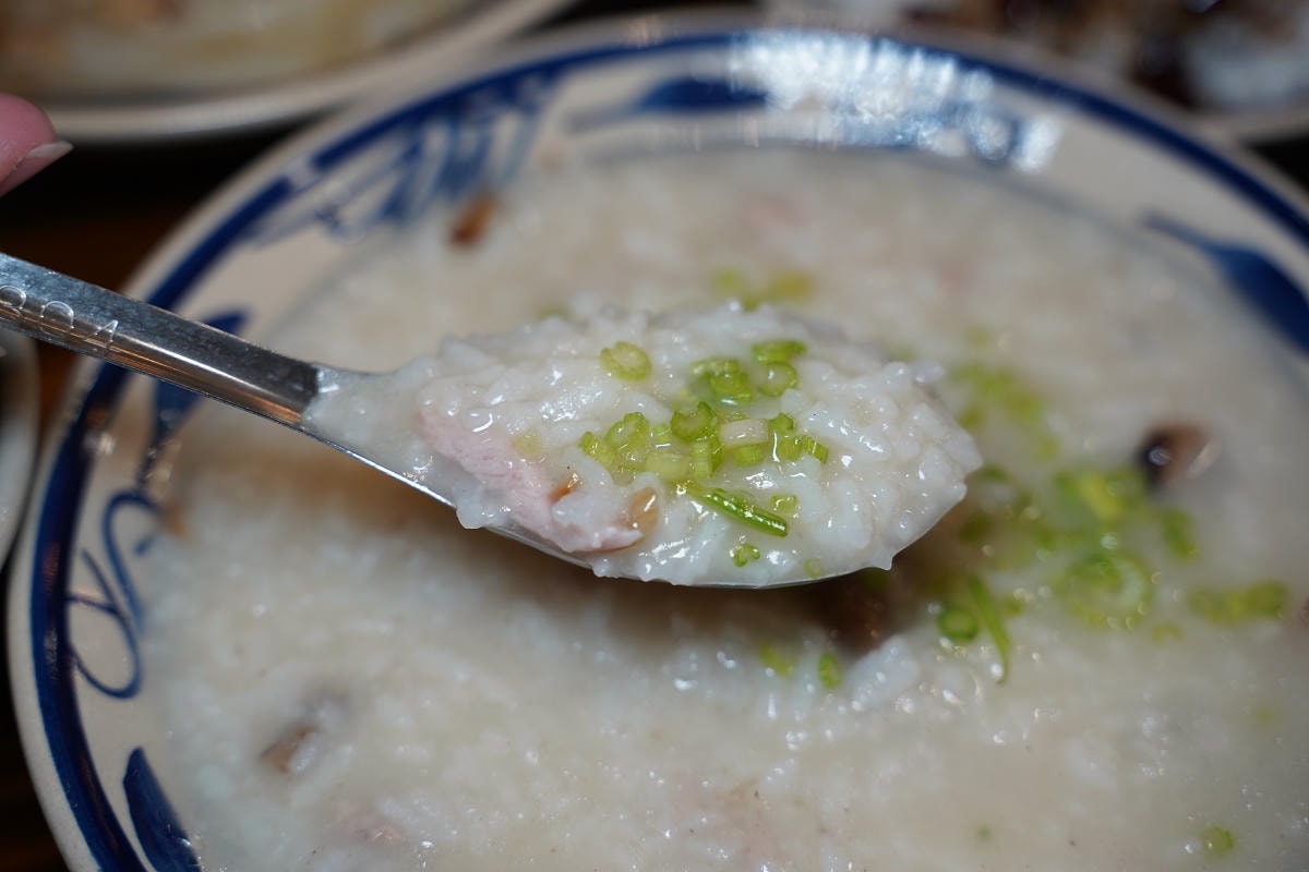 【老伙計黑金滷肉飯鹹粥米粉湯】林口三井OUTLET平價小吃推薦 大鍋煮傳統小吃濃郁湯頭
