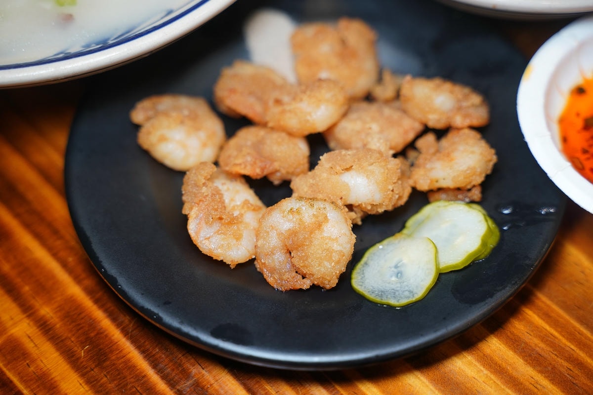 【老伙計黑金滷肉飯鹹粥米粉湯】林口三井OUTLET平價小吃推薦 大鍋煮傳統小吃濃郁湯頭