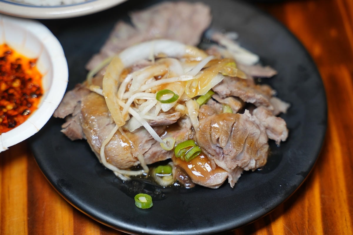 【老伙計黑金滷肉飯鹹粥米粉湯】林口三井OUTLET平價小吃推薦 大鍋煮傳統小吃濃郁湯頭