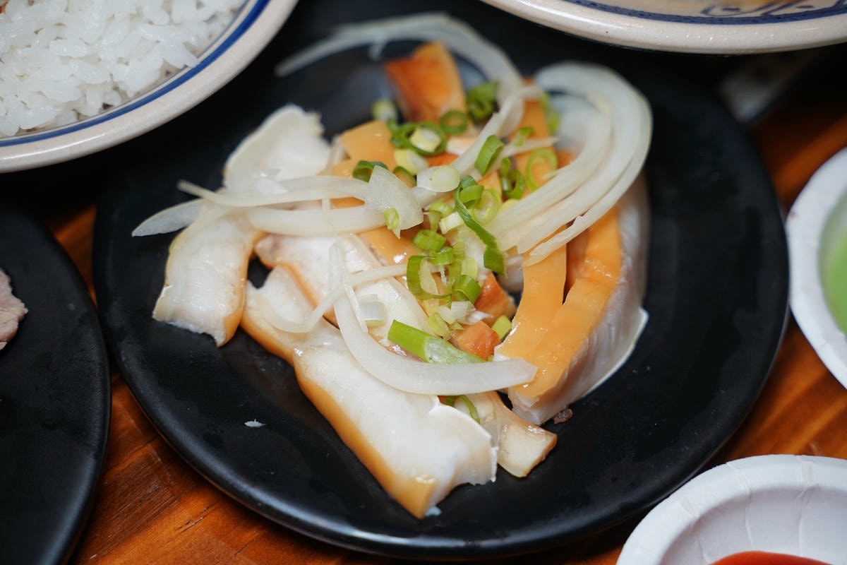 【老伙計黑金滷肉飯鹹粥米粉湯】林口三井OUTLET平價小吃推薦 大鍋煮傳統小吃濃郁湯頭